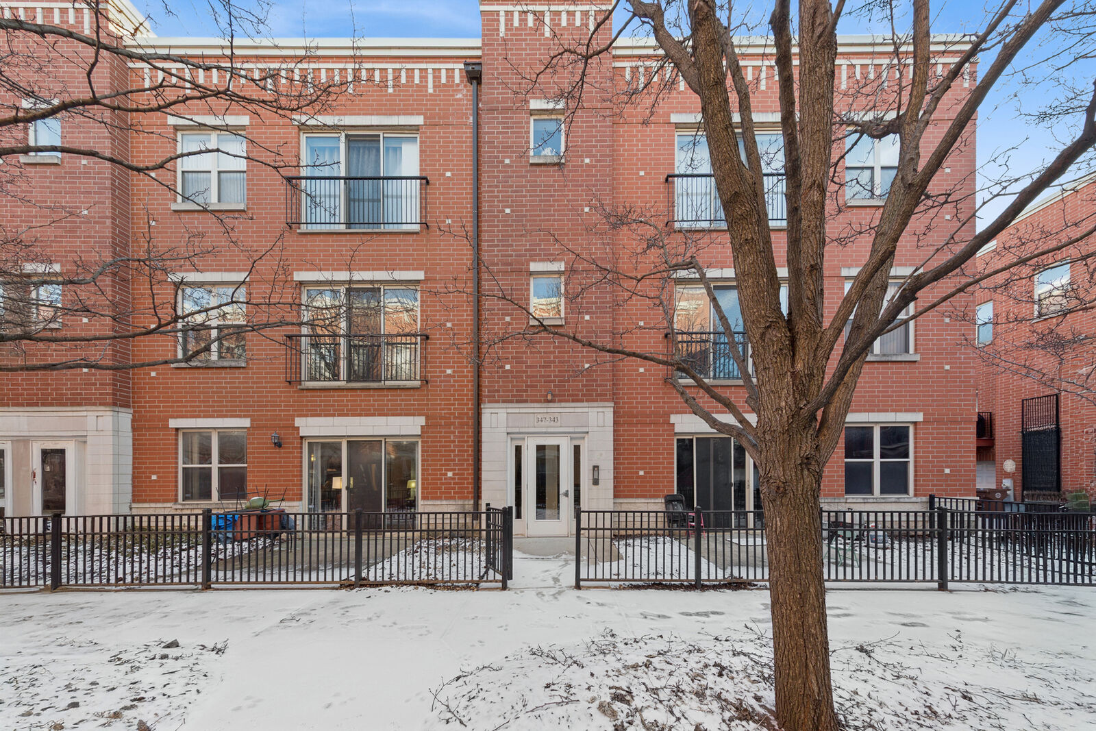 Property Photo:  347 E 25th Place 1E  IL 60616 
