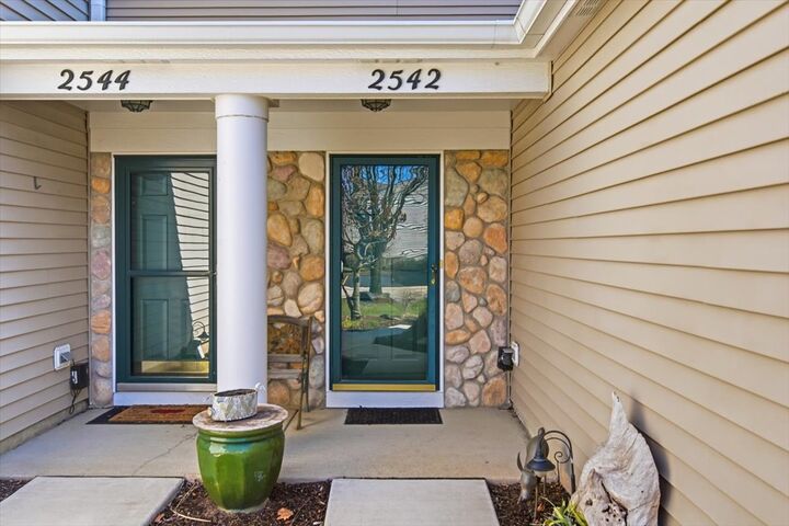 Property Photo:  2542 Oak Tree Lane  IL 60586 