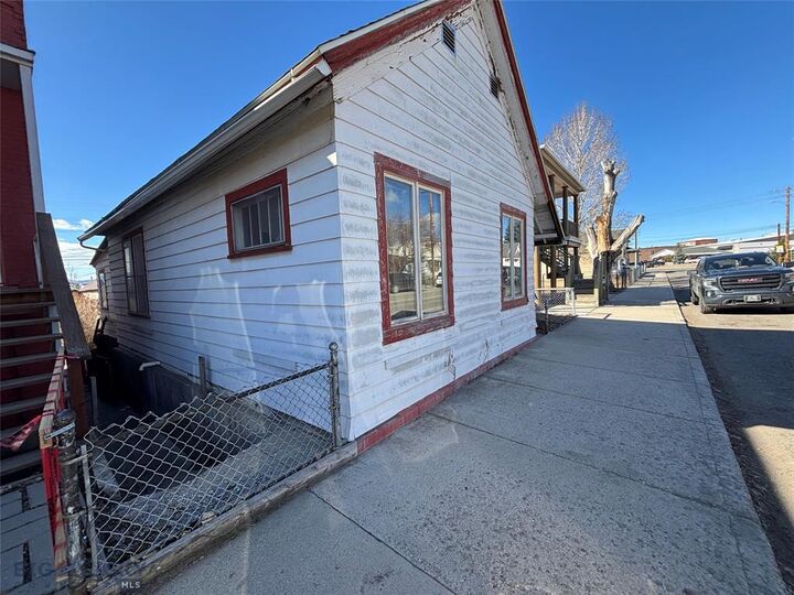 Property Photo:  