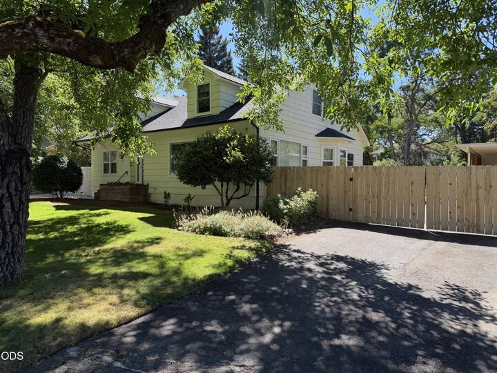 Property Photo:  736 NW 3rd Street  OR 97526 