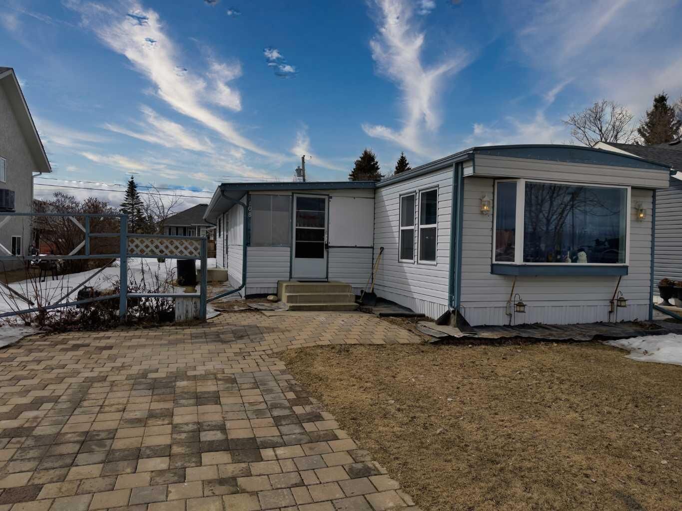 Property Photo:  108 3 Street SW  AB T0G 2A4 