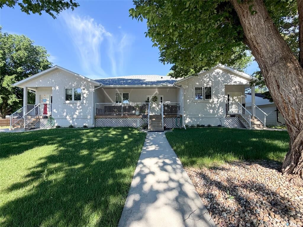 Property Photo: 270 14th Avenue NE SK S9H 2W7