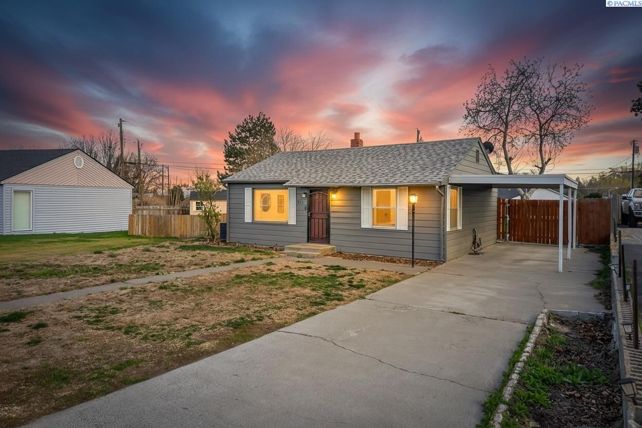 Property Photo:  2211 W 6th Ave  WA 99336 