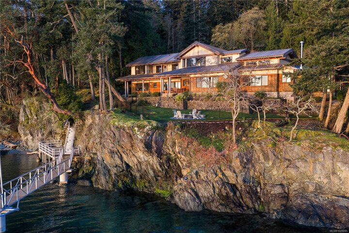 Property Photo: 250 Holmes Rd BC V8K 1T6