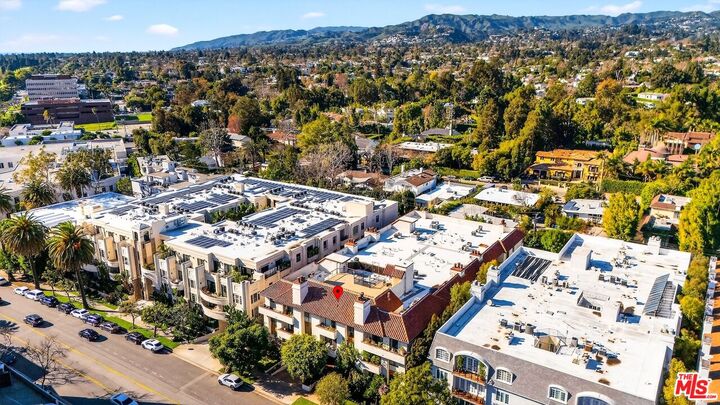 Property Photo:  11755 Montana Ave  CA 90049 