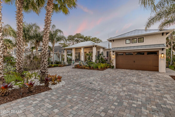 Property Photo: 1502 Saxon Drive FL 32169