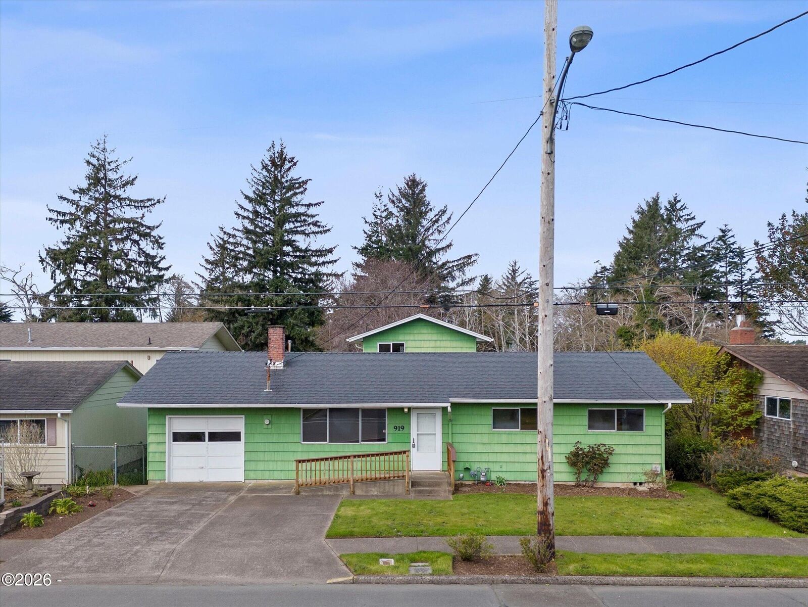 Property Photo:  919 NE Eads Street  OR 97365 