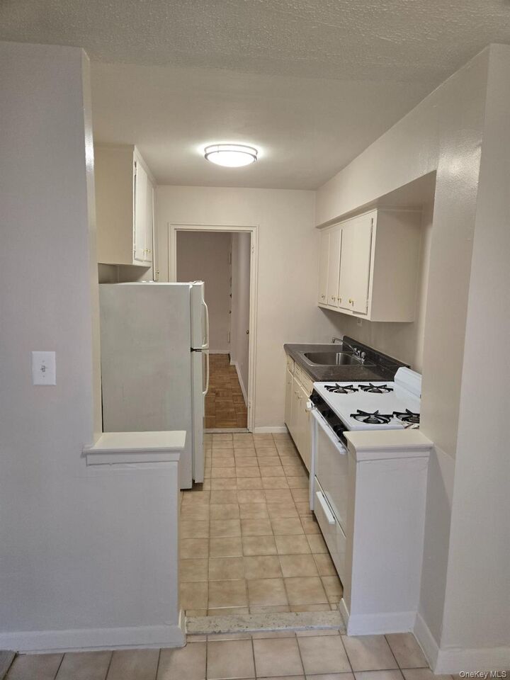 Property Photo:  2835 Webb Avenue 2J  NY 10468 