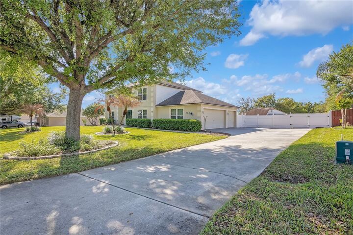Property Photo:  16012 Horizon Court  FL 34711 