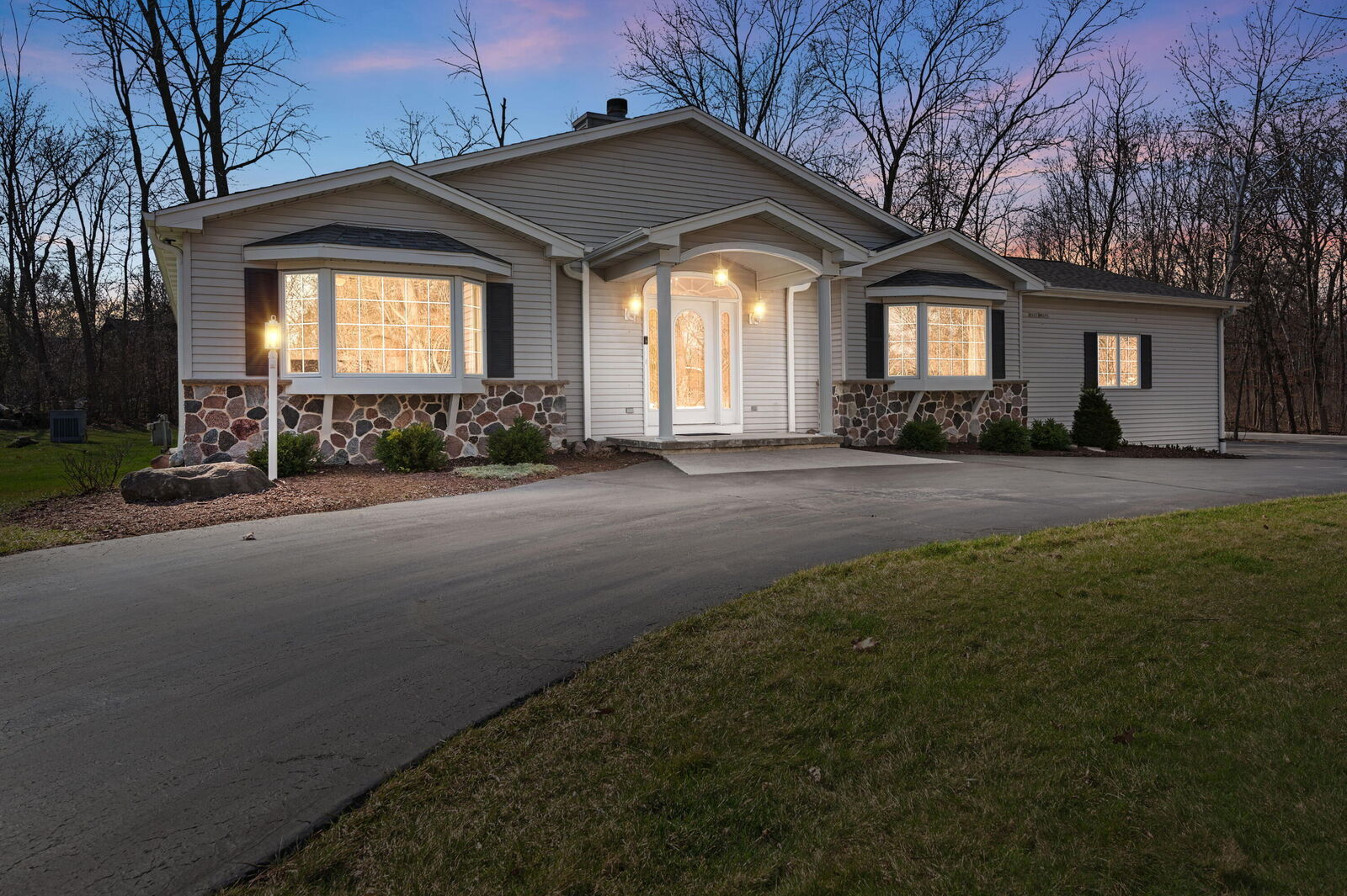 Property Photo:  W223n8293 Sandras Dr  WI 53089 