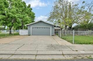 Property Photo:  207 Park Avenue  CA 95337 