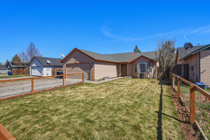 Property Photo:  2004 SW 29th Street  OR 97756 