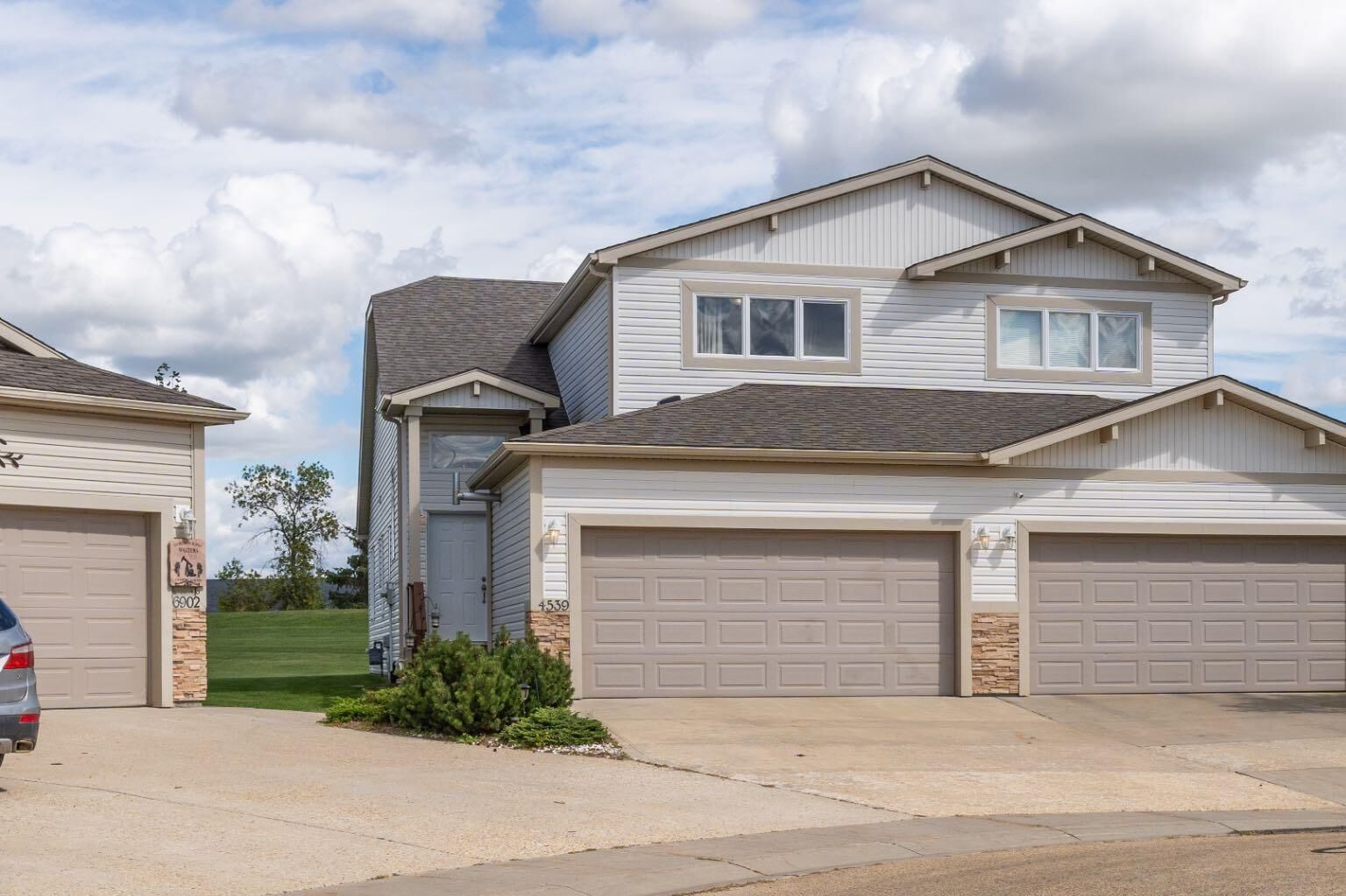 Property Photo:  4539 69 Street  AB T4V 5B3 