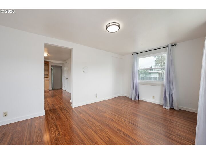 Property Photo: 1107 S 7th St OR 97424