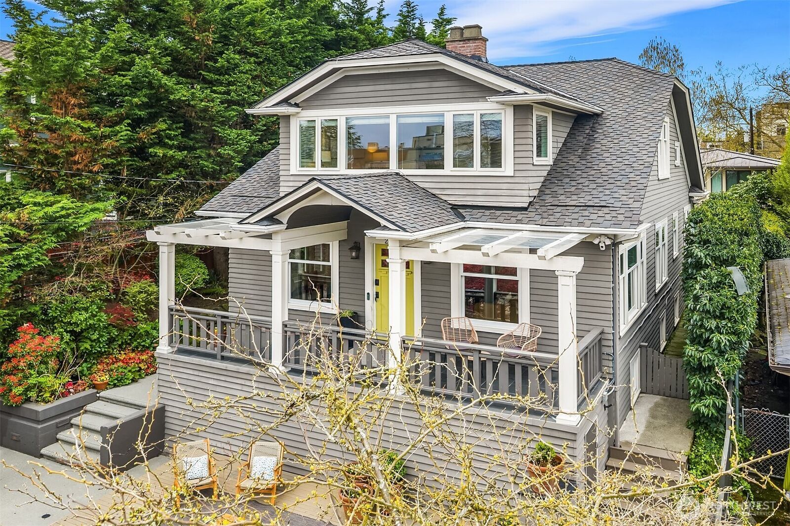 Property Photo:  2407  11th Avenue E  WA 98102 