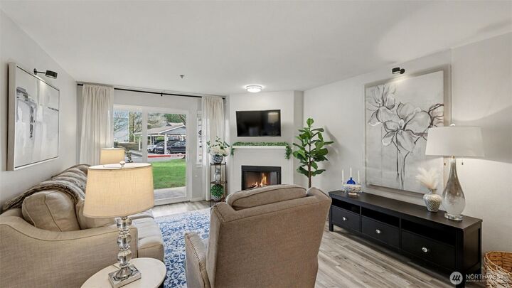 Property Photo:  250 NW  Dogwood Street E-102  WA 98027 