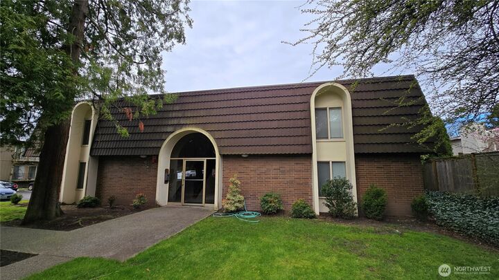 Property Photo:  11010 NE 68th Street 627  WA 98033 