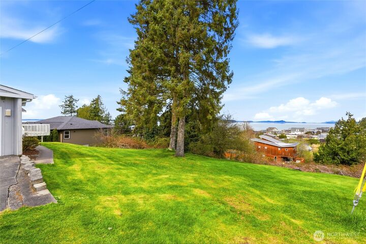 Property Photo: 206 E Wall Street WA 98282