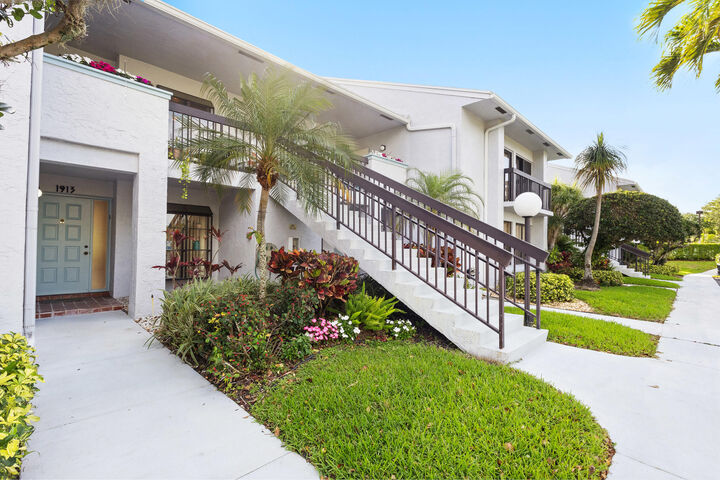 Property Photo:  5186 Golfview Court 1913  FL 33484 