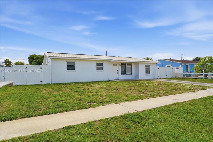 Property Photo:  3352 Taconic Dr  FL 33406 