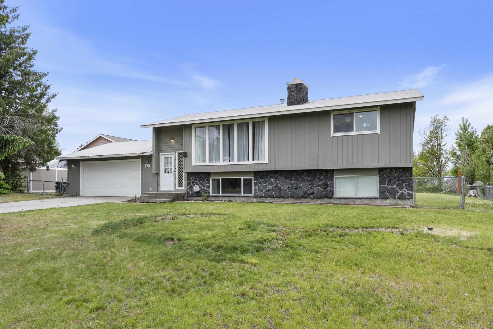 Property Photo:  1711 N McKee Rd  WA 99016 