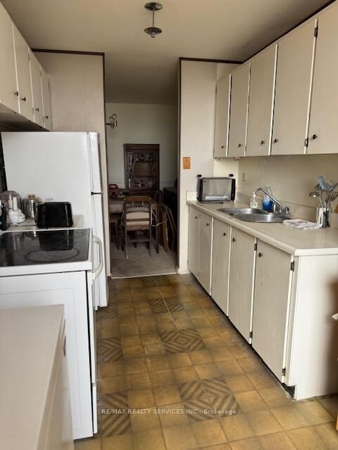 Property Photo: 21 Knightsbridge Road 805 ON L6T 3Y1
