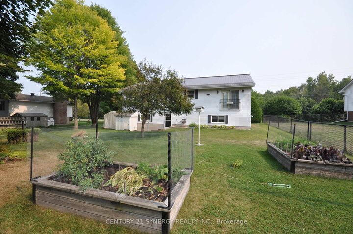 Property Photo: 186 Golf Club Road N ON K7A 4S5