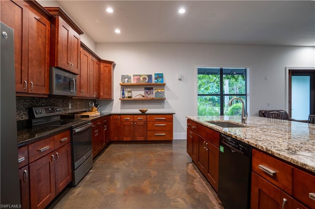 Property Photo:  1561 Lynwood Ave  FL 33901 