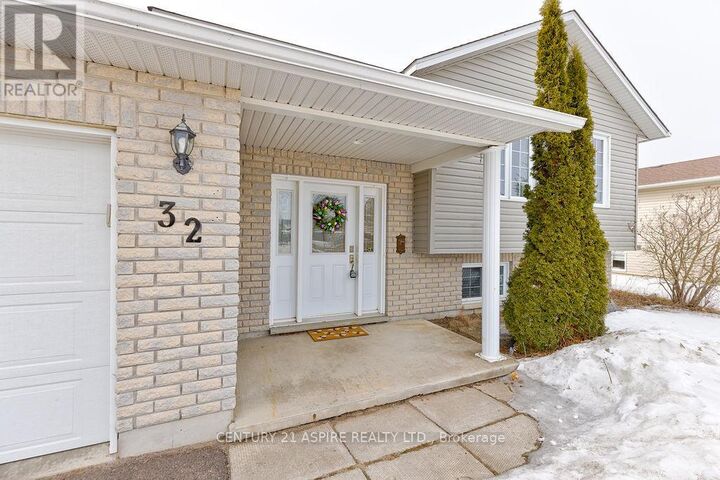 Photo de la propriété: 32 Highland Park Drive ON K8H 3S2