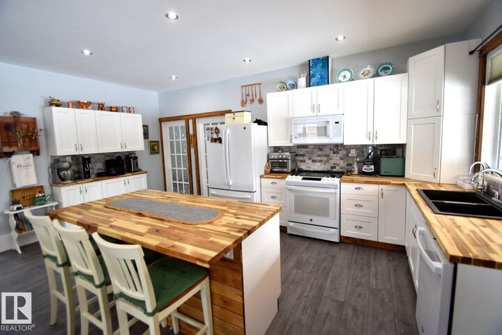 Property Photo: 309 Debbie Dr (Skeleton Lake) AB T0A 0M0