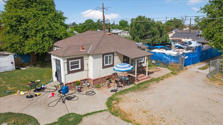 Property Photo:  1328 E Fedora Avenue  CA 93704 