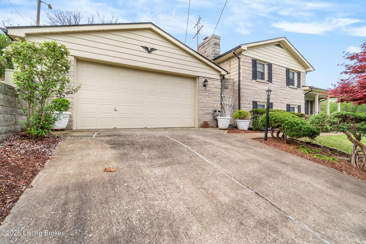 Property Photo:  7410 Ridan Way  KY 40214 
