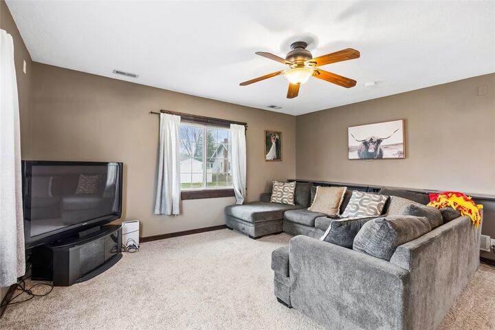 Property Photo: 465 N Jackson Street IA 50257