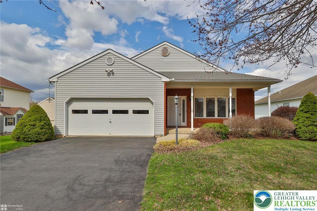 Property Photo: 1927 Vintage Road PA 18045