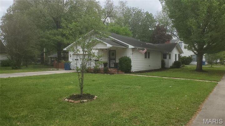 Property Photo:  304 E Cypress Street  MO 63834 