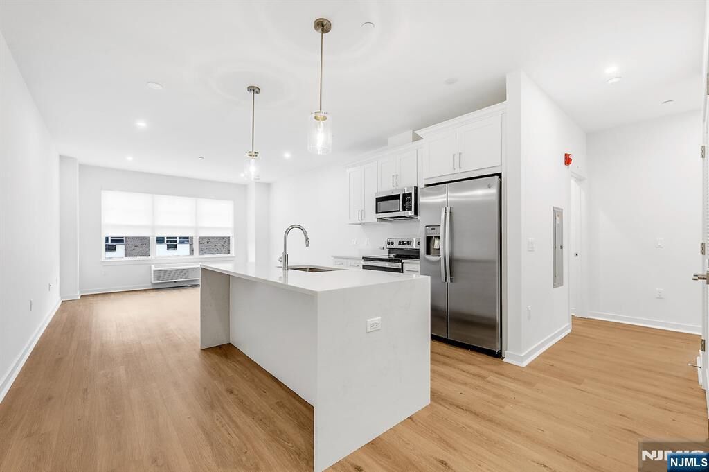 Property Photo:  74 Clarendon Place 202  NJ 07601 