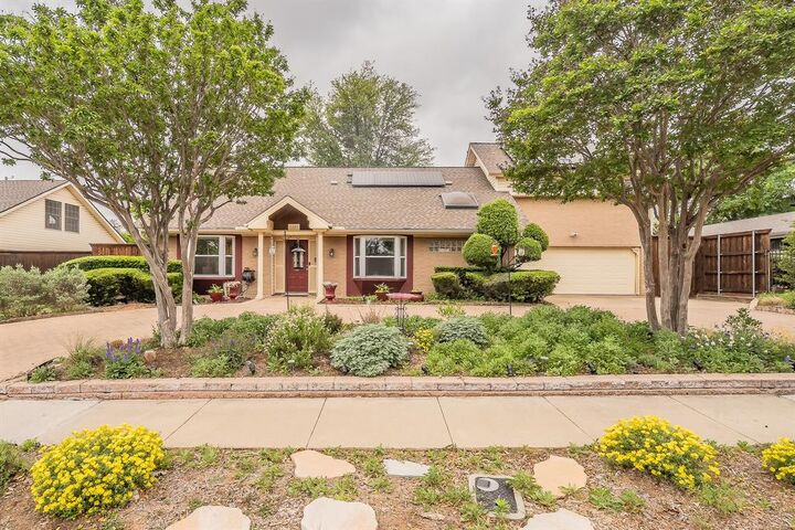 Property Photo:  1227 Farnham Court E  TX 75062 