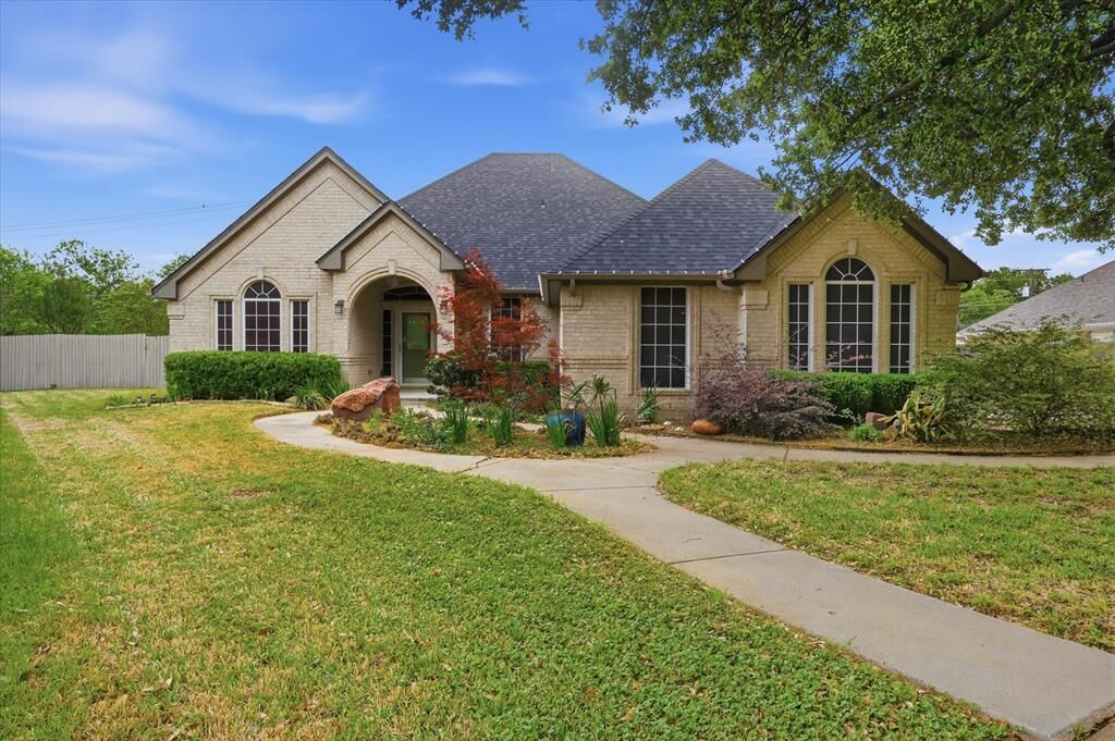 Property Photo:  1616 Oak Creek Drive  TX 76054 