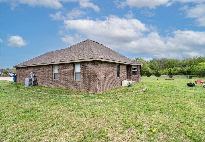 Property Photo:  913 Windsor Court  AR 72734 