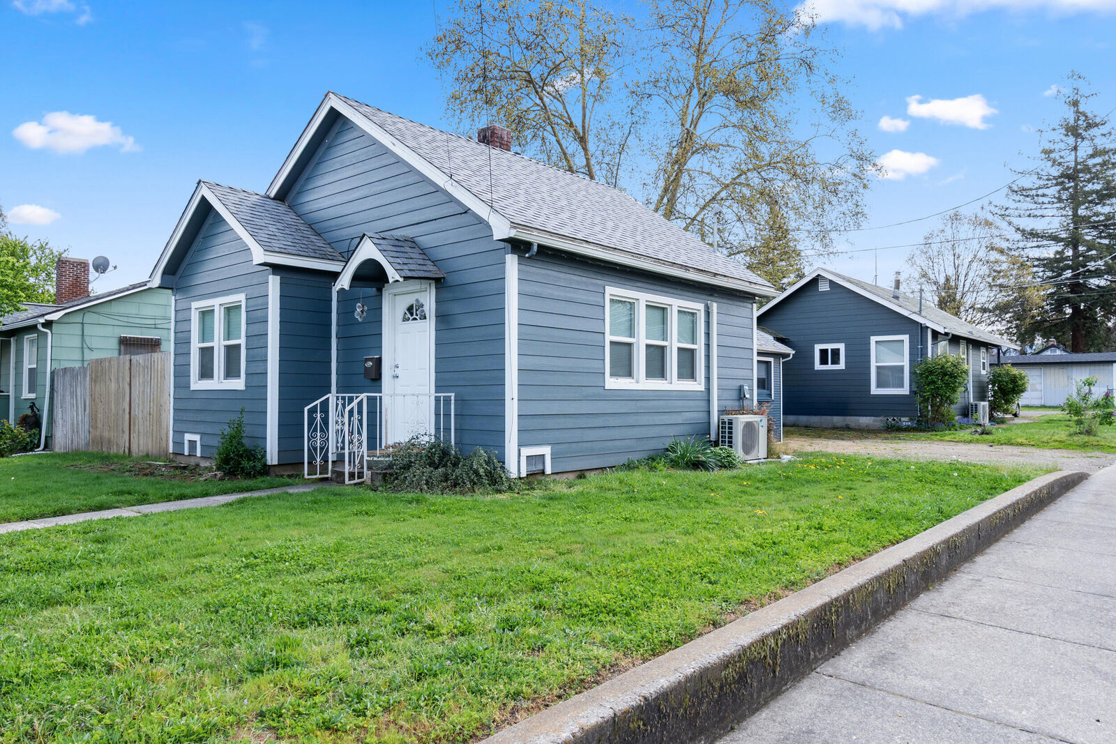 Property Photo: 1051 W 11th Street OR 97501
