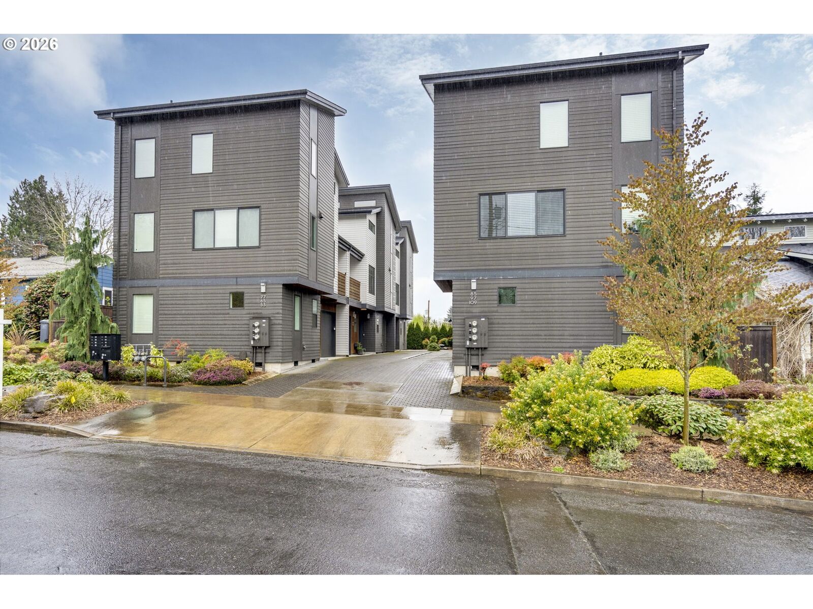 Property Photo:  65 NE 58th Ave  OR 97213 