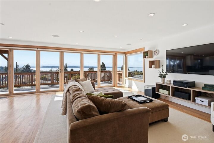 Property Photo:  612  View Place  WA 98020 