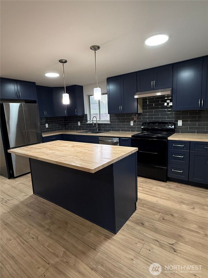 Property Photo:  21330  Cypress Way  WA 98036 