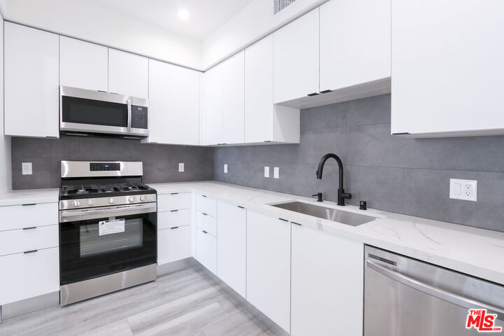 Property Photo:  11800 Courtleigh Dr  CA 90066 