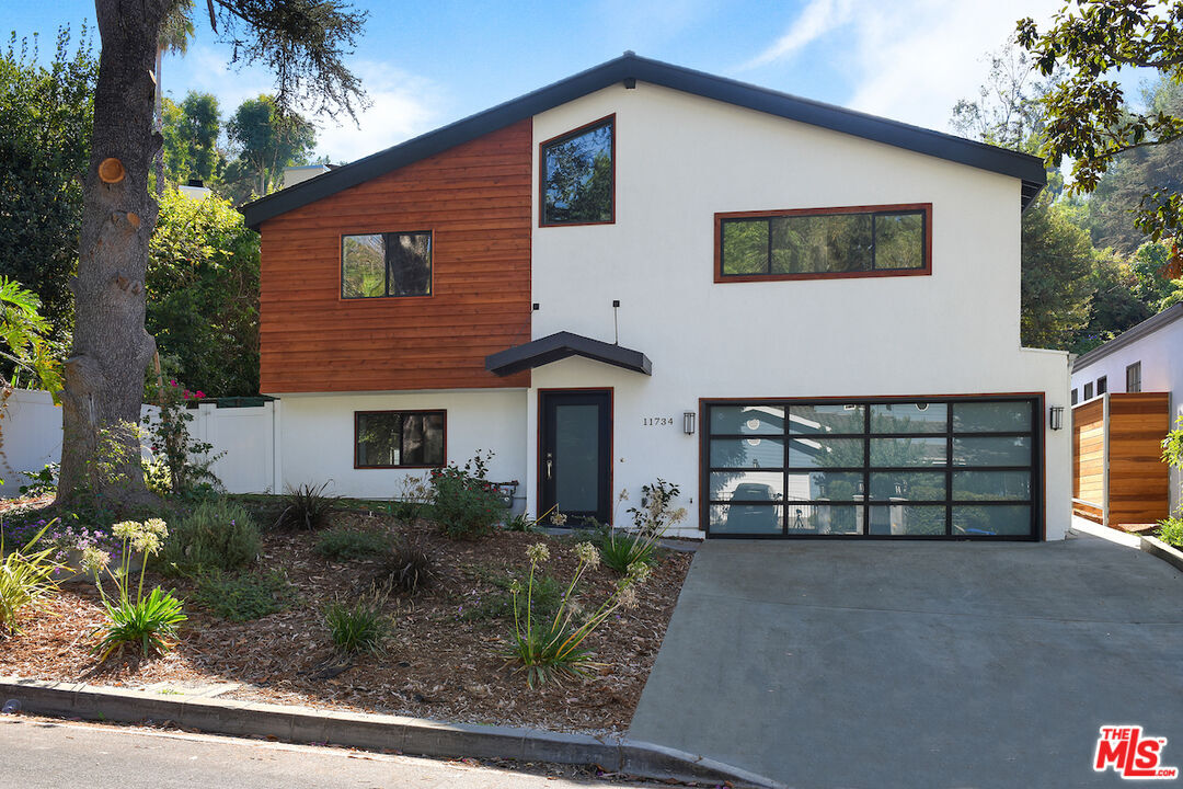 Property Photo: 11734 Sunshine Ter CA 91604