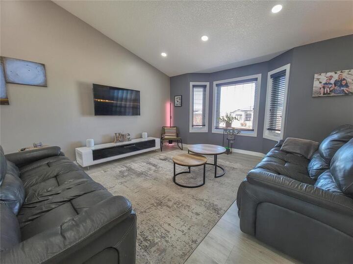 Property Photo:  16 Southview Drive  MB R7B 4E8 