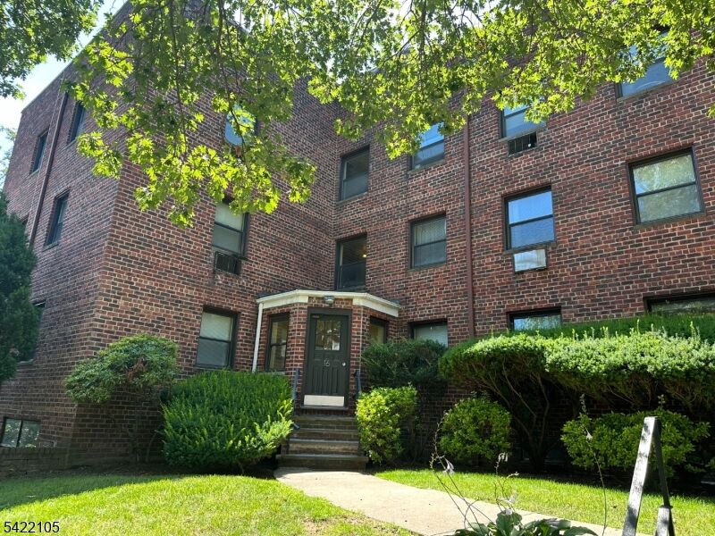 Property Photo:  16 Roosevelt Pl C2  NJ 07042 
