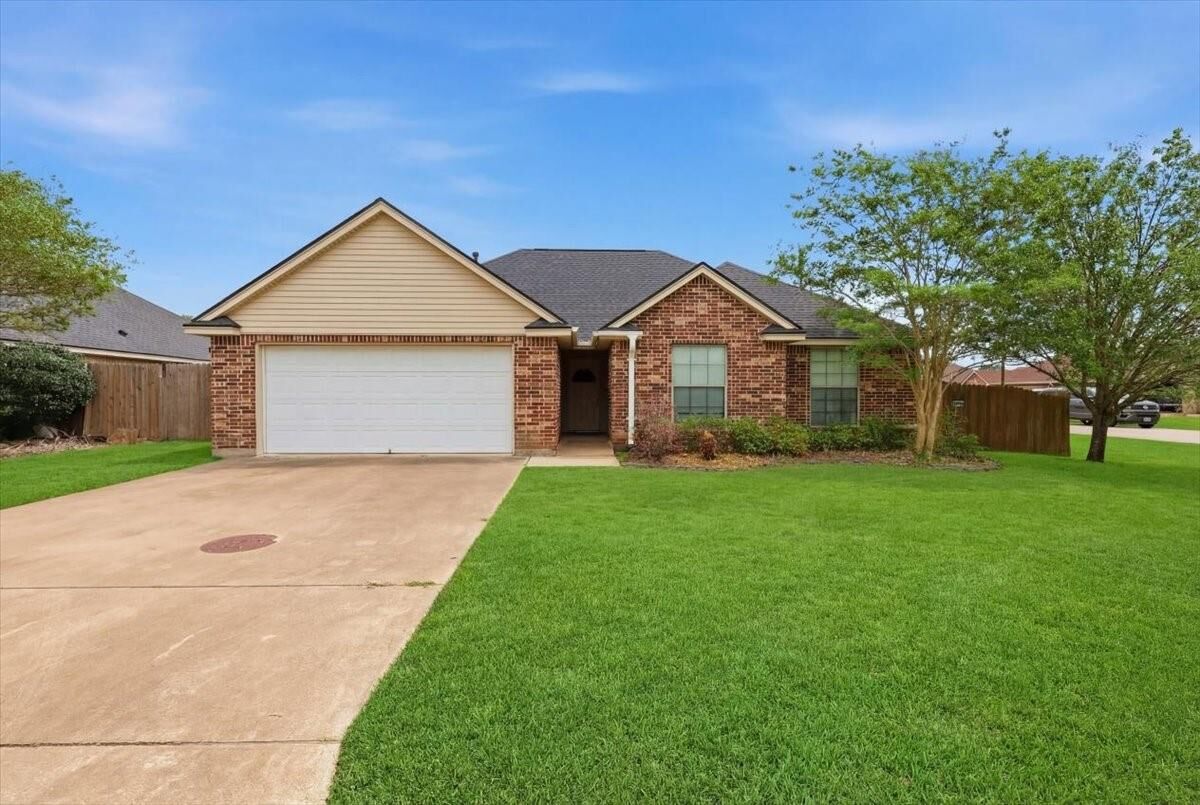Property Photo:  5585 Westchase Loop  TX 77657 