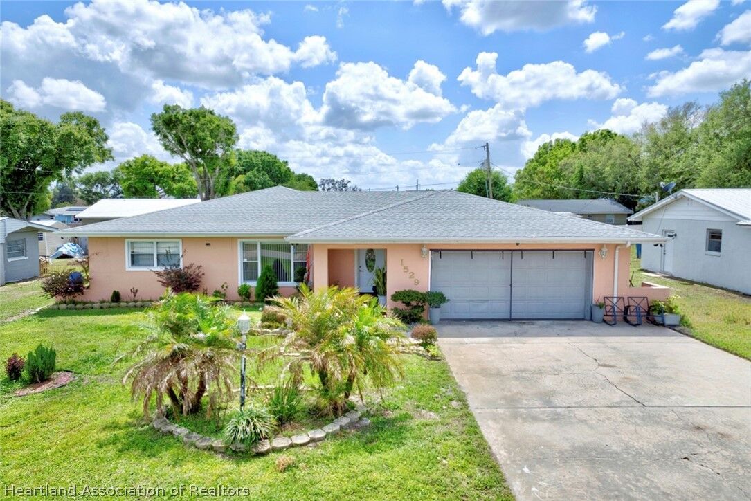 Property Photo:  1529 Vicki Drive  FL 33870 