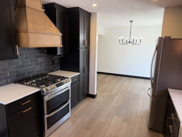 Property Photo:  527 Village Court  IA 50009 